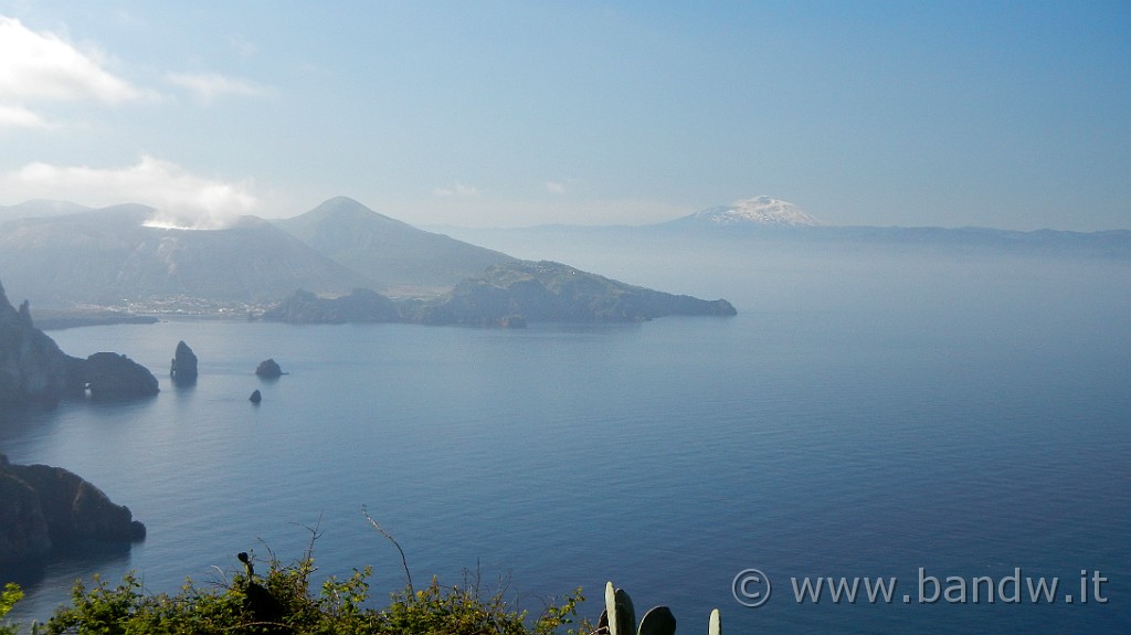 DSCN8732.JPG - Il panorama su Vulcano e L'Etna visto da località Quattrocchi, i colori sono ben diversi dal pomeriggio precedente